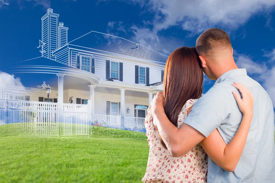 Un couple regarde le terrain sur lequel il imagine la maison souhaitée